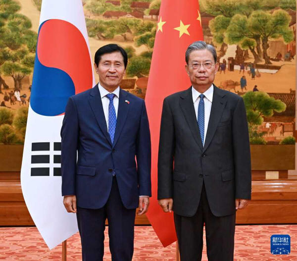 赵乐际会见韩国国会副议长李学永.jpg