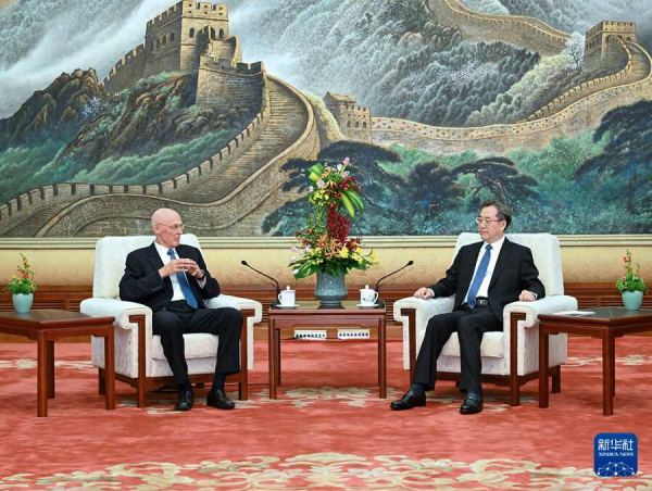 丁薛祥会见美国前财政部长保尔森.jpg