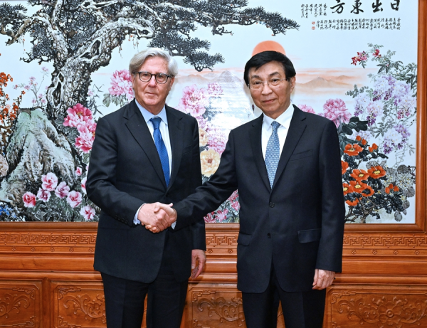 王沪宁会见第三届中美1.5轨对话美方代表.jpg